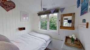 2 bedrooms, iron/ironing board, internet, bed sheets