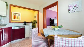 Leilighet (A2) | Eget kjøkken | Kjøleskap, ovn, kokeplater og espressomaskin