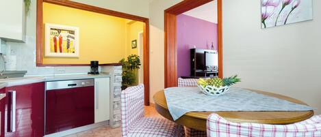 Leilighet (A2) | Eget kjøkken | Kjøleskap, ovn, kokeplater og espressomaskin