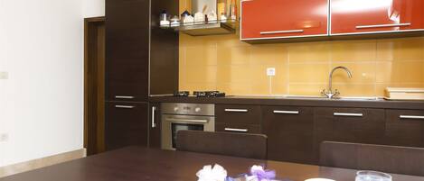 Eigene Küche | Kühlschrank, Ofen, Herdplatte, Geschirrspüler