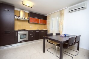 Private kitchen | Fridge, oven, stovetop, dishwasher - Apartment Sunny Terrace (Vodice)