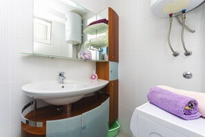 Baño | Regadera y secadora de cabello