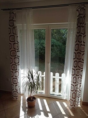 Apartment (A1) | Blick auf den Garten