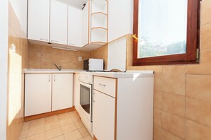 Departamento (A1) | Cocina privada | Refrigerador, horno, parrilla de estufa y tetera eléctrica