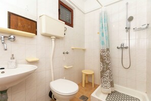 Apartment (A2) | Bathroom