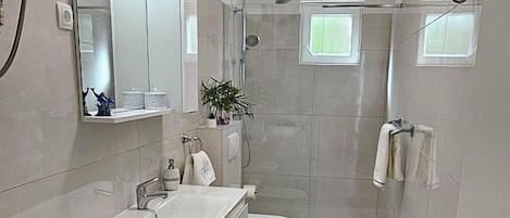 Apartment (A1) | Bathroom | Bathtub