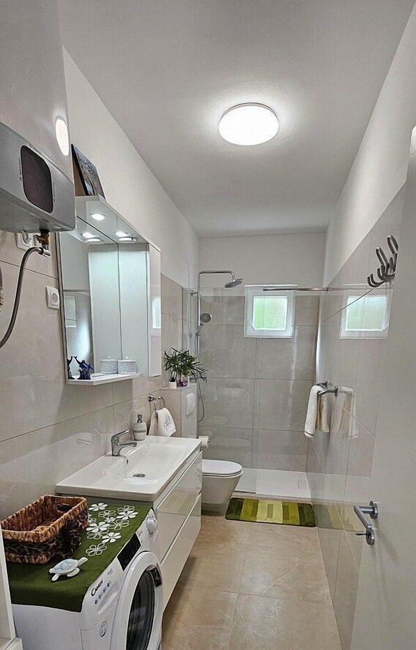 Apartment (A1) | Bathroom | Bathtub