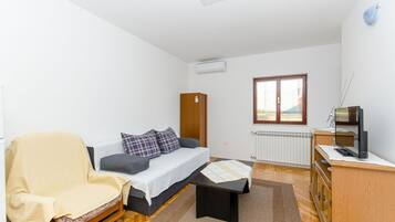 Apartment (A5) | Wohnzimmer | Fernseher