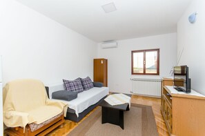 Appartement (A5) | Woonkamer | Een televisie