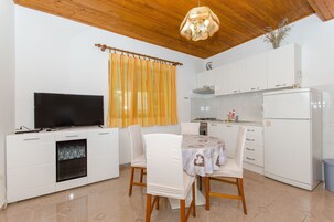 Apartment (A2) | Private kitchen | Fridge, stovetop, electric kettle, cookware/dishes/utensils