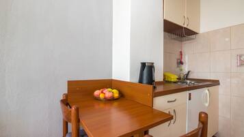 Eget kjøkken | Kjøleskap, kokeplater og kjøkkenutstyr