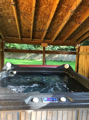 Outdoor spa tub. Fully private bunkhouse with all amenities.