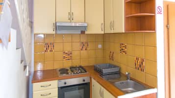 Refrigerador, horno, placa de cocina, tetera/pava eléctrica