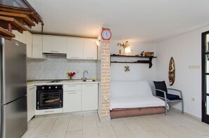 Casa | Cocina privada | Frigorífico, microondas, horno y placa de cocina