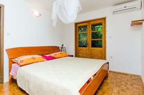 House | Iron/ironing board, free WiFi, bed sheets - House Renato (Jelsa)