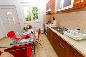 Private kitchen | Fridge, microwave, stovetop, dishwasher
