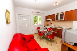 Fridge, microwave, stovetop, dishwasher - Apartments Ivana (Trogir)
