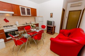 Private kitchen | Fridge, stovetop, electric kettle, cookware/dishes/utensils