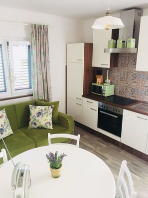 Private kitchen | Fridge, microwave, oven, stovetop