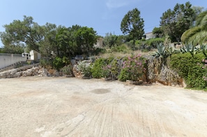 Free self-parking - Apartments Dinko (Jelsa)