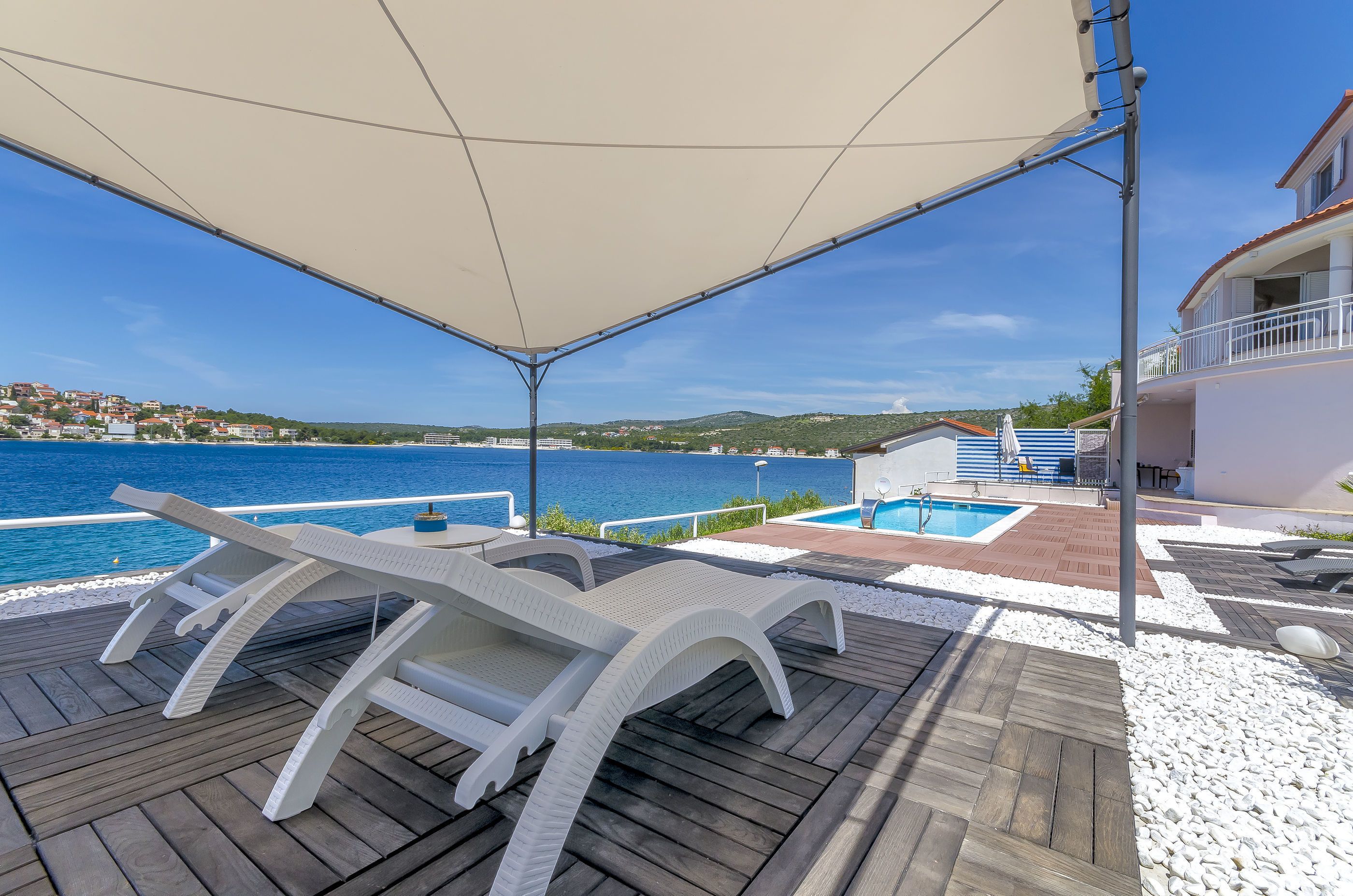Una piscina al aire libre
