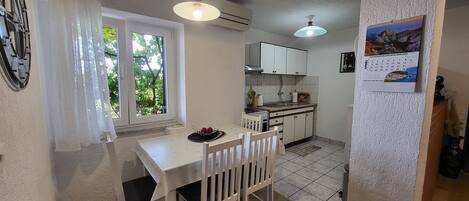 Appartement (A1) | Cuisine privée | Réfrigérateur, four à micro-ondes, surface de cuisson, cafetiÚre-théiÚre