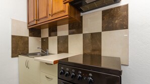 Private kitchen | Fridge, oven, stovetop, electric kettle - House Sliskovic (Rogac)