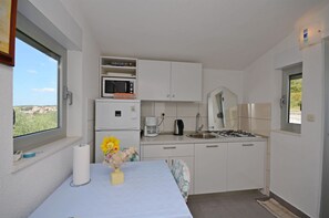 Eget kjøkken | Kjøleskap, mikrobølgeovn, kokeplater og espressomaskin