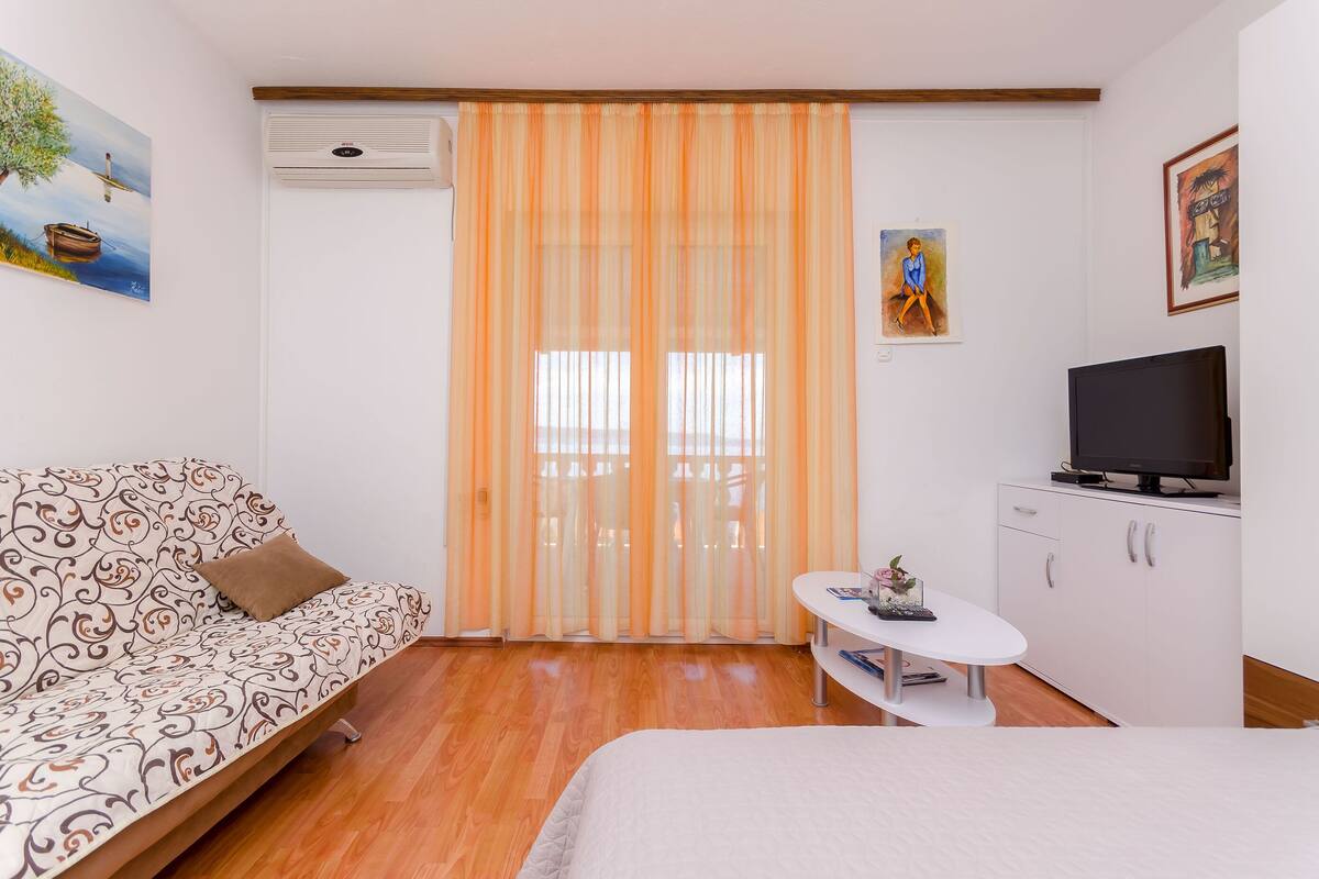 In-room safe, iron/ironing board, WiFi (free)