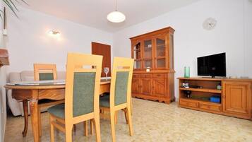 Apartment (A2) | Dining