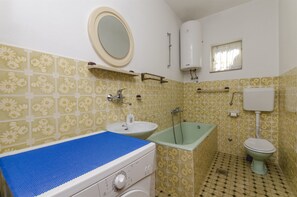 Bathroom | Bathtub - House Fanita (Supetar)