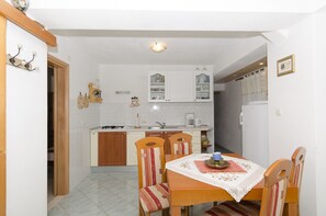 Private kitchen | Fridge, stovetop, coffee/tea maker - House Petric (Bol)