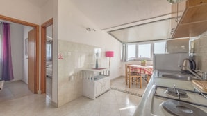 Ιδιωτική κουζίνα | Ψυγείο, φούρνος μικροκυμάτων, μαγειρικές εστίες, βραστήρας νερού