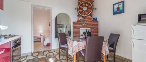 Cocina privada | Refrigerador, microondas, parrilla de estufa y tetera eléctrica