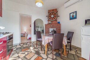 Ιδιωτική κουζίνα | Μηχανή εσπρέσο, ψυγείο, φούρνος μικροκυμάτων, μαγειρικές εστίες