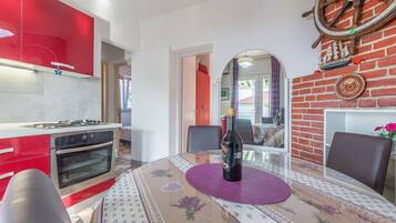 Dapur peribadi | Peti sejuk, ketuhar gelombang mikro, dapur, cerek elektrik