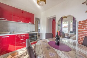 Ιδιωτική κουζίνα | Ψυγείο, φούρνος μικροκυμάτων, μαγειρικές εστίες, βραστήρας νερού