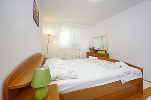 Free WiFi, bed sheets - Apartment Danica (Makarska)
