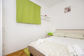 Free WiFi, bed sheets