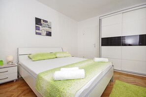 Free WiFi, bed sheets - Apartment Danica (Makarska)