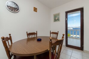 Private kitchen | Fridge, microwave, oven, stovetop
