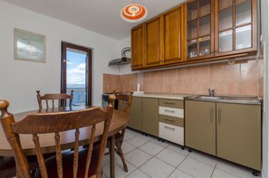 Private kitchen | Fridge, microwave, oven, stovetop - Apartment Barba (Solta)