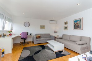 Apartment (A1) | Wohnbereich | Flachbildfernseher