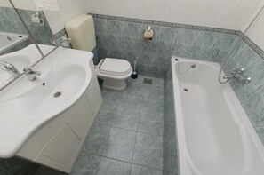 Apartment (A1) | Bathroom | Bathtub - Apartments Tonko (Postira)