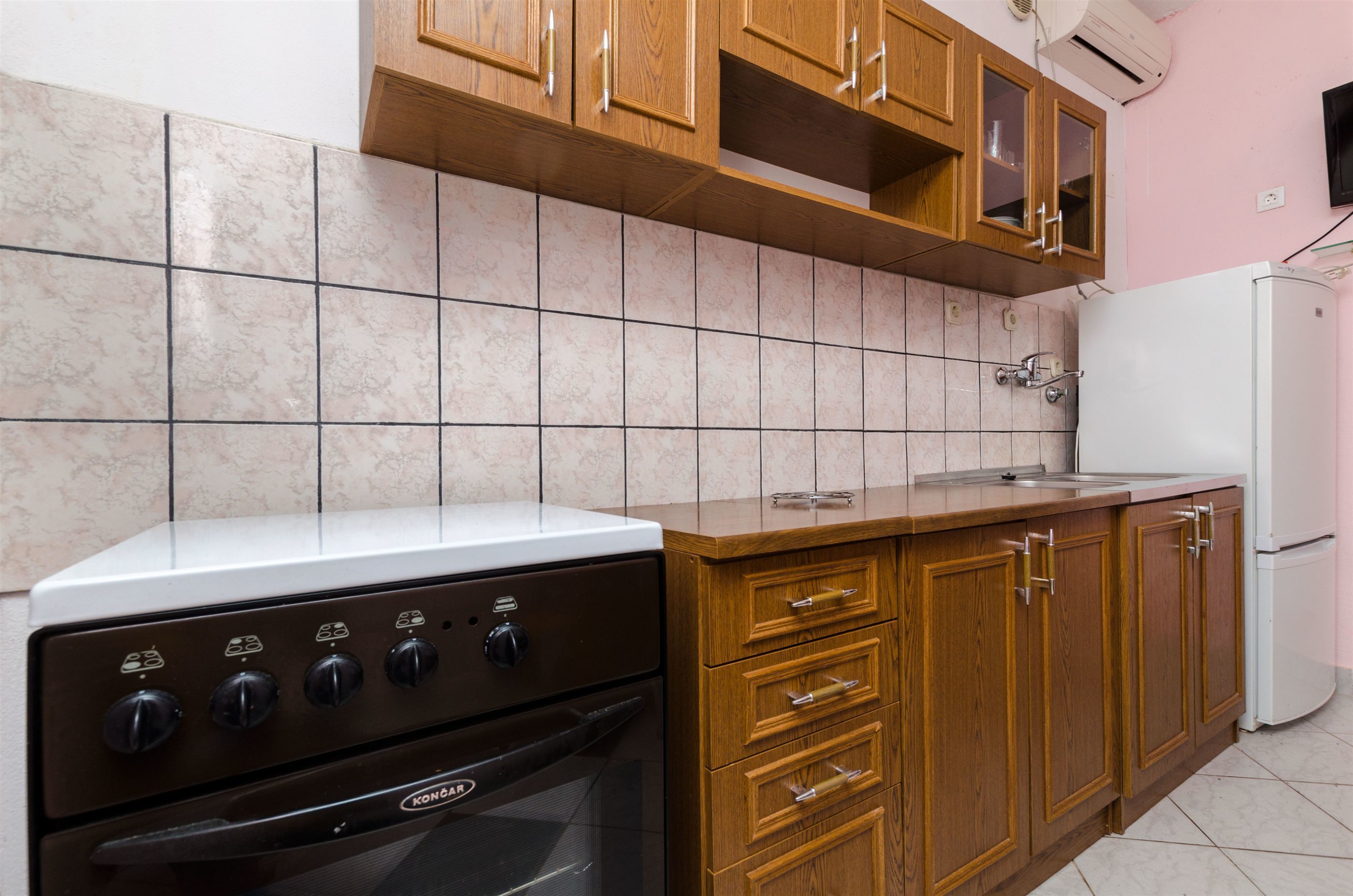 Private kitchen | Fridge, microwave, oven, stovetop