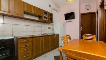 Private kitchen | Fridge, microwave, oven, stovetop