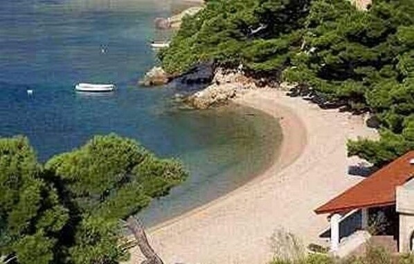 Una spiaggia nelle vicinanze