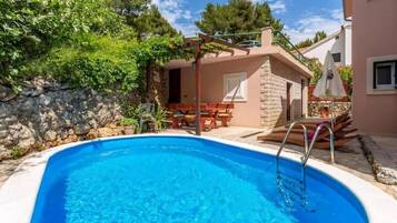 Een binnenzwembad, een buitenzwembad