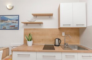 Studio (A2) | Eget kök | Kylskåp, spishäll, kaffe- och tebryggare och vattenkokare