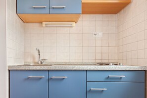 Departamento (A1) | Cocina privada | Refrigerador, microondas, parrilla de estufa y lavavajillas 